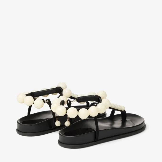 Miro platte zwarte suède sandalen met parelmoeren bolletjes