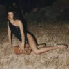 Miro platte zwarte suède sandalen met parelmoeren bolletjes