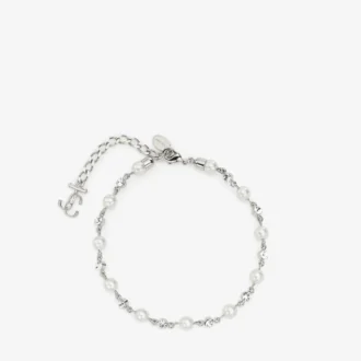 Parel- en kristallen enkelbandje Zilverkleurig metalen enkelbandje met parel-, kristal- en JC-monogramhangers Parel- en kristallen enkelbandje Zilverkleurig metalen enkelbandje met parel-, kristal- en JC-monogramhangers