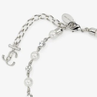 Parel- en kristallen enkelbandje Zilverkleurig metalen enkelbandje met parel-, kristal- en JC-monogramhangers Parel- en kristallen enkelbandje Zilverkleurig metalen enkelbandje met parel-, kristal- en JC-monogramhangers