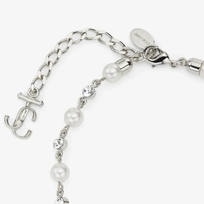 Parel- en kristallen enkelbandje Zilverkleurig metalen enkelbandje met parel-, kristal- en JC-monogramhangers