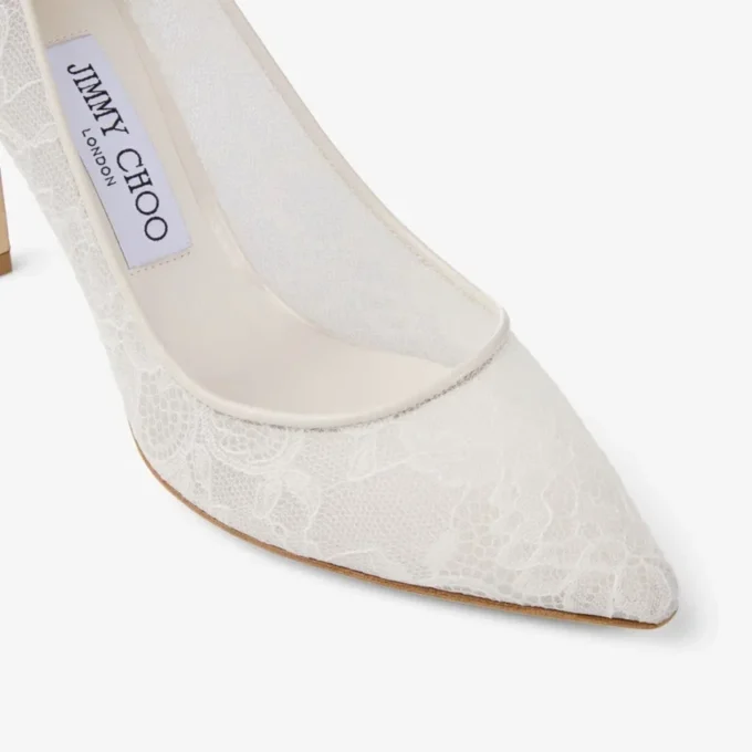Romy 85 ivoorkleurige jimmy choo-pumps met kant Romy 85 ivoorkleurige jimmy choo-pumps met kant