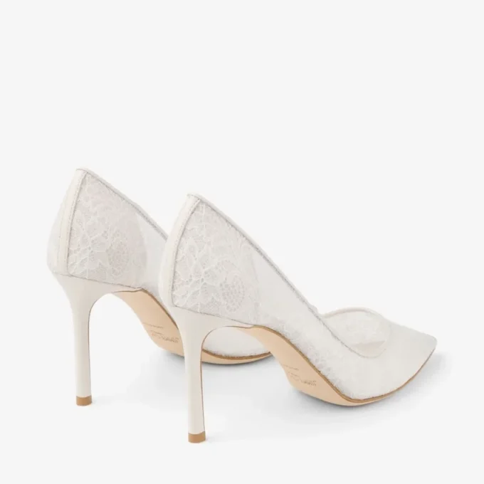 Romy 85 ivoorkleurige jimmy choo-pumps met kant Romy 85 ivoorkleurige jimmy choo-pumps met kant