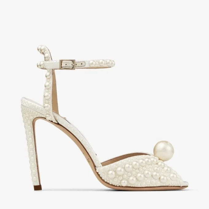 Sacora 100 witte satijnen sandalen met parels over het hele oppervlak Sacora 100 witte satijnen sandalen met parels over het hele oppervlak
