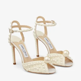 Sacora 100 witte satijnen sandalen met parels over het hele oppervlak