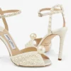 Sacora 100 witte satijnen sandalen met parels over het hele oppervlak Sacora 100 witte satijnen sandalen met parels over het hele oppervlak