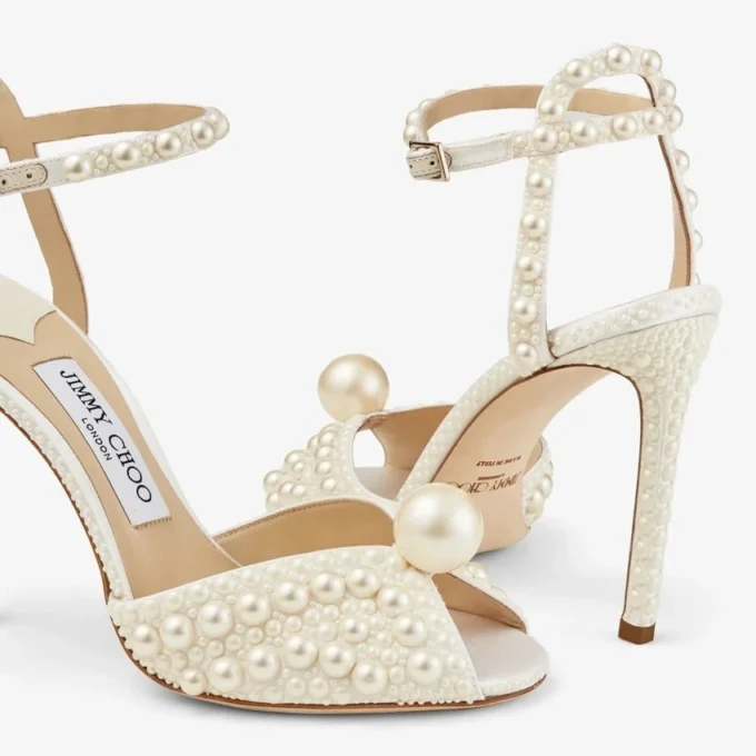 Sacora 100 witte satijnen sandalen met parels over het hele oppervlak Sacora 100 witte satijnen sandalen met parels over het hele oppervlak