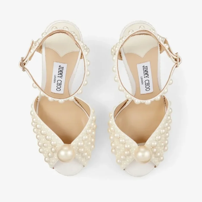 Sacora 100 witte satijnen sandalen met parels over het hele oppervlak Sacora 100 witte satijnen sandalen met parels over het hele oppervlak