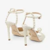 Sacora 100 witte satijnen sandalen met parels over het hele oppervlak Sacora 100 witte satijnen sandalen met parels over het hele oppervlak