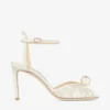 Sacora 85 Ivoorkleurige sandalen van bloemenkant met parelversiering Sacora 85 Ivoorkleurige sandalen van bloemenkant met parelversiering