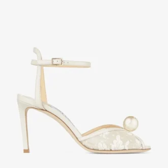 Sacora 85 Ivoorkleurige sandalen van bloemenkant met parelversiering