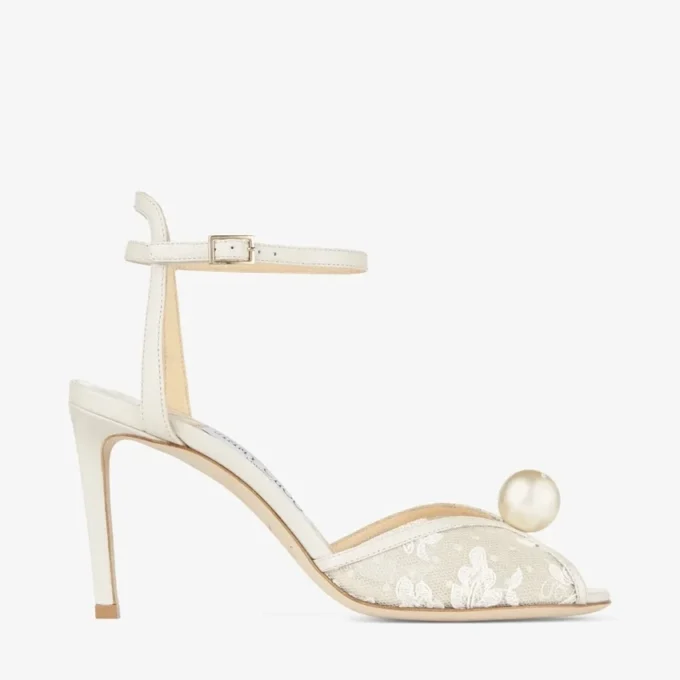 Sacora 85 Ivoorkleurige sandalen van bloemenkant met parelversiering Sacora 85 Ivoorkleurige sandalen van bloemenkant met parelversiering