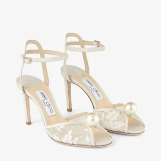 Sacora 85 Ivoorkleurige sandalen van bloemenkant met parelversiering