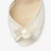 Sacora 85 Ivoorkleurige sandalen van bloemenkant met parelversiering Sacora 85 Ivoorkleurige sandalen van bloemenkant met parelversiering