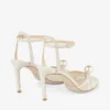 Sacora 85 Ivoorkleurige sandalen van bloemenkant met parelversiering Sacora 85 Ivoorkleurige sandalen van bloemenkant met parelversiering