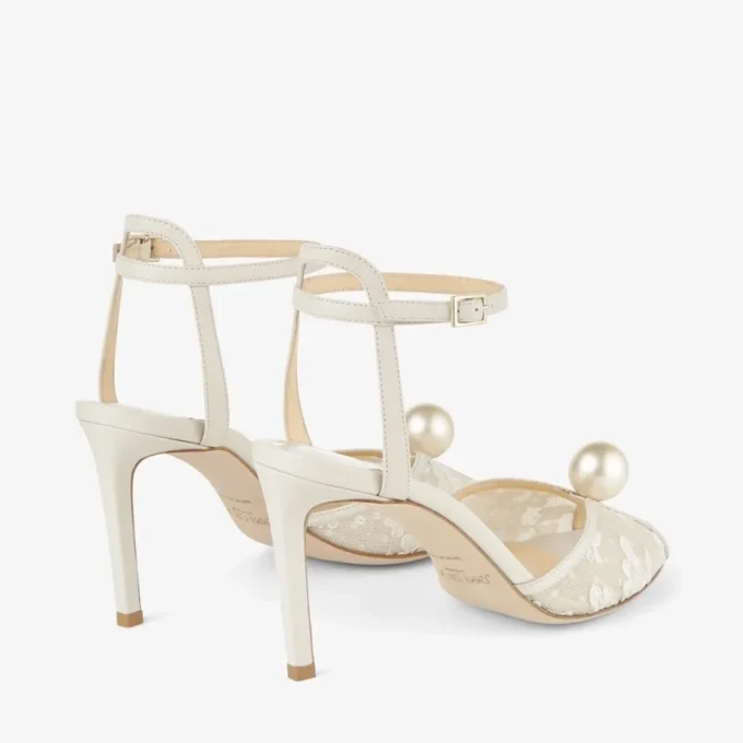 Sacora 85 Ivoorkleurige sandalen van bloemenkant met parelversiering Sacora 85 Ivoorkleurige sandalen van bloemenkant met parelversiering