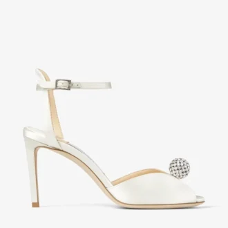 Sacora 85 ivoorkleurige satijnen sandalen met kristalversierde bol Sacora 85 ivoorkleurige satijnen sandalen met kristalversierde bol