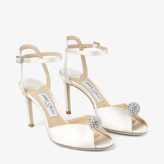 Sacora 85 ivoorkleurige satijnen sandalen met kristalversierde bol Sacora 85 ivoorkleurige satijnen sandalen met kristalversierde bol