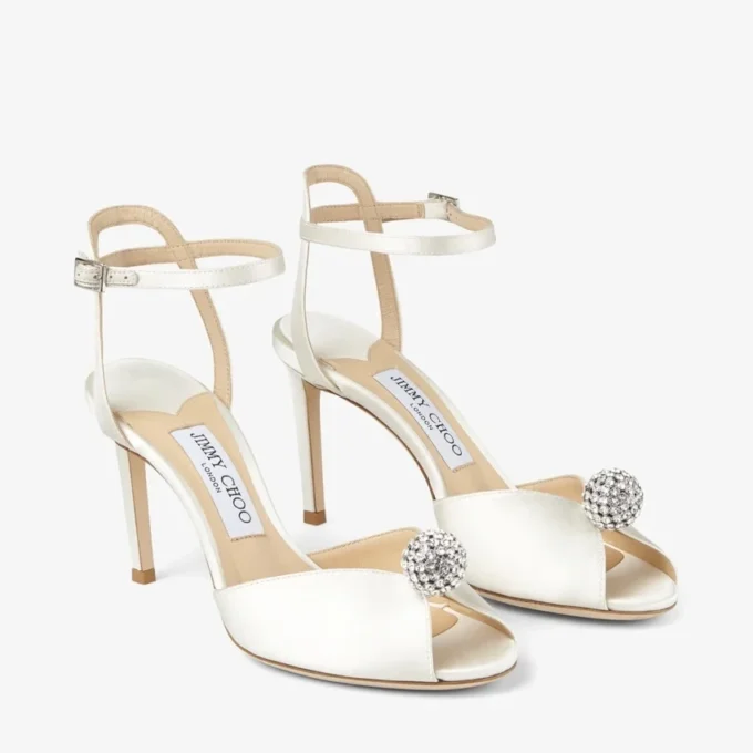 Sacora 85 ivoorkleurige satijnen sandalen met kristalversierde bol