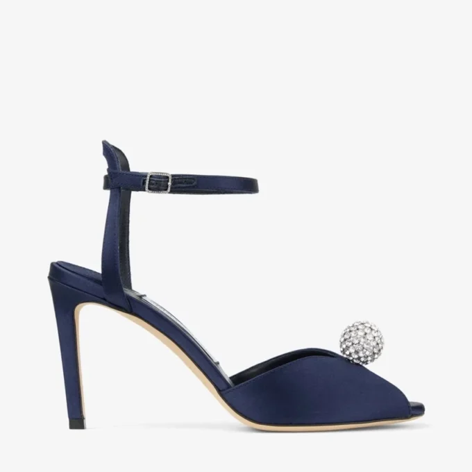 Sacora 85 marineblauwe satijnen sandalen met een met kristallen versierde bol