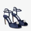 Sacora 85 marineblauwe satijnen sandalen met een met kristallen versierde bol