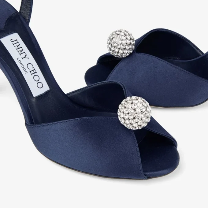 Sacora 85 marineblauwe satijnen sandalen met een met kristallen versierde bol