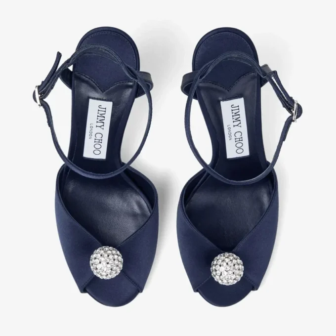 Sacora 85 marineblauwe satijnen sandalen met een met kristallen versierde bol