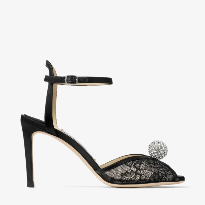 Sacora 85 zwarte kanten sandalen met een met kristallen versierde bol