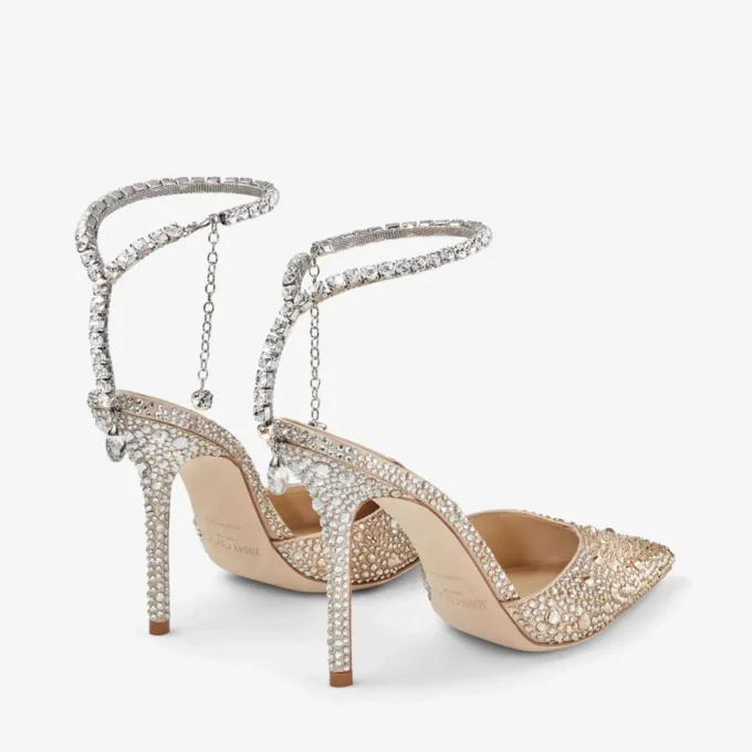 Saeda 100 gouden satijnen pumps met kristallen