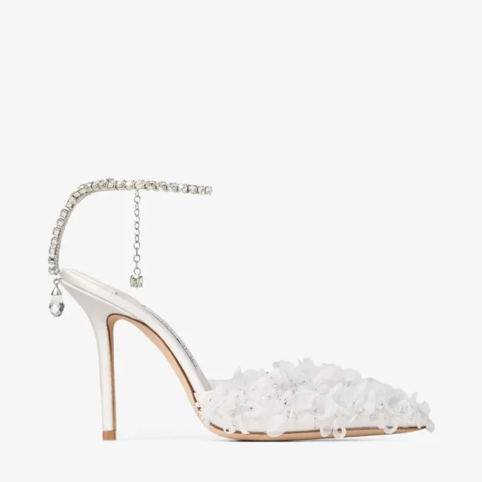 Saeda 100 ivoorkleurige mesh pumps met bloembladborduursel