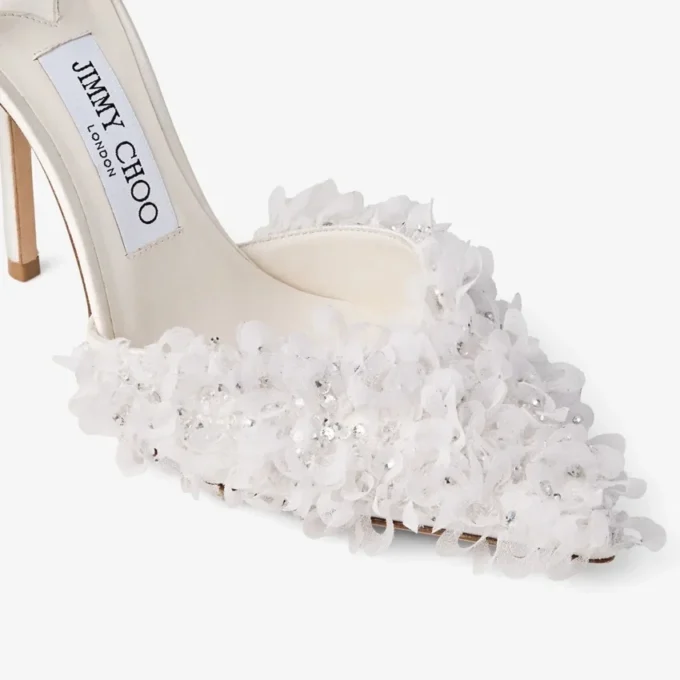 Saeda 100 ivoorkleurige mesh pumps met bloembladborduursel