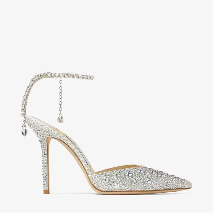 Saeda 100 ivoorkleurige satijnen pumps met kristallen versiering Saeda 100 ivoorkleurige satijnen pumps met kristallen versiering
