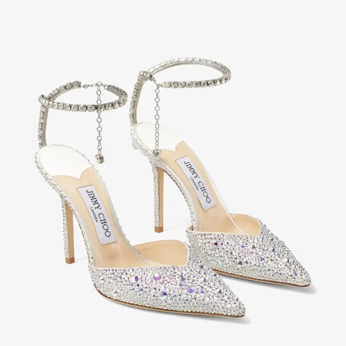 Saeda 100 ivoorkleurige satijnen pumps met kristallen versiering Saeda 100 ivoorkleurige satijnen pumps met kristallen versiering