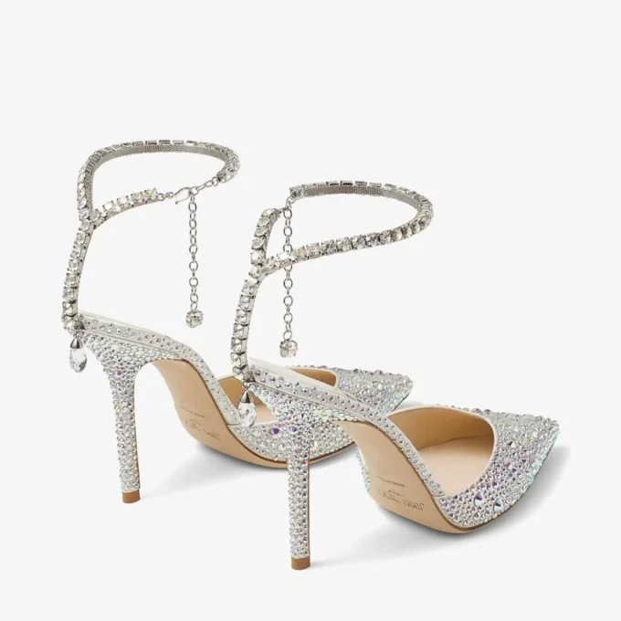 Saeda 100 ivoorkleurige satijnen pumps met kristallen versiering Saeda 100 ivoorkleurige satijnen pumps met kristallen versiering
