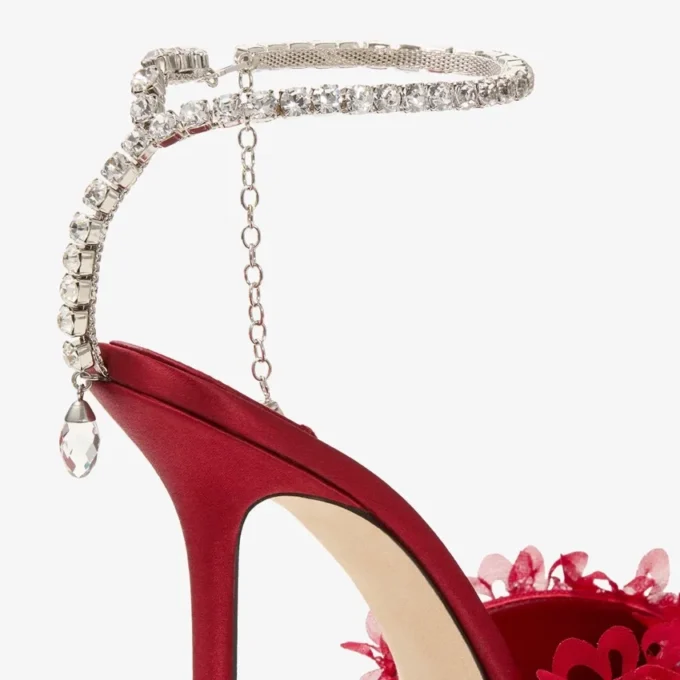 Saeda 100 robijnrode mesh-pumps met bloembladborduursel