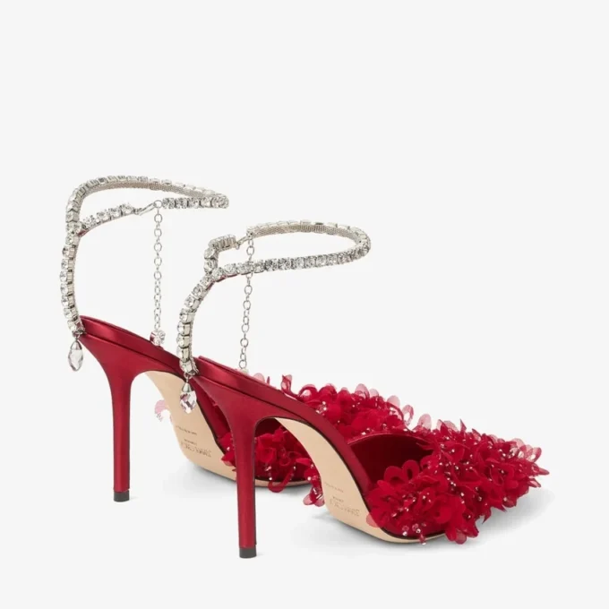 Saeda 100 robijnrode mesh-pumps met bloembladborduursel
