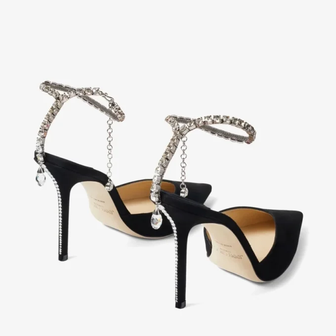 Saeda 100 zwarte suède pumps met kristallen versiering Saeda 100 zwarte suède pumps met kristallen versiering