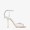 Saeda-sandaal 100 Ivoorkleurige satijnen sandalen met kristallen versiering Saeda-sandaal 100 Ivoorkleurige satijnen sandalen met kristallen versiering