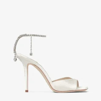 Saeda-sandaal 100 Ivoorkleurige satijnen sandalen met kristallen versiering