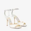 Saeda-sandaal 100 Ivoorkleurige satijnen sandalen met kristallen versiering Saeda-sandaal 100 Ivoorkleurige satijnen sandalen met kristallen versiering