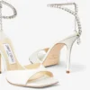 Saeda-sandaal 100 Ivoorkleurige satijnen sandalen met kristallen versiering Saeda-sandaal 100 Ivoorkleurige satijnen sandalen met kristallen versiering