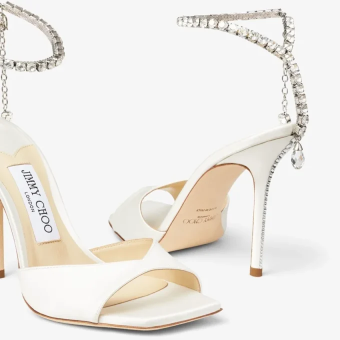 Saeda-sandaal 100 Ivoorkleurige satijnen sandalen met kristallen versiering Saeda-sandaal 100 Ivoorkleurige satijnen sandalen met kristallen versiering