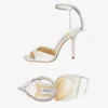 Saeda-sandaal 100 Ivoorkleurige satijnen sandalen met kristallen versiering Saeda-sandaal 100 Ivoorkleurige satijnen sandalen met kristallen versiering
