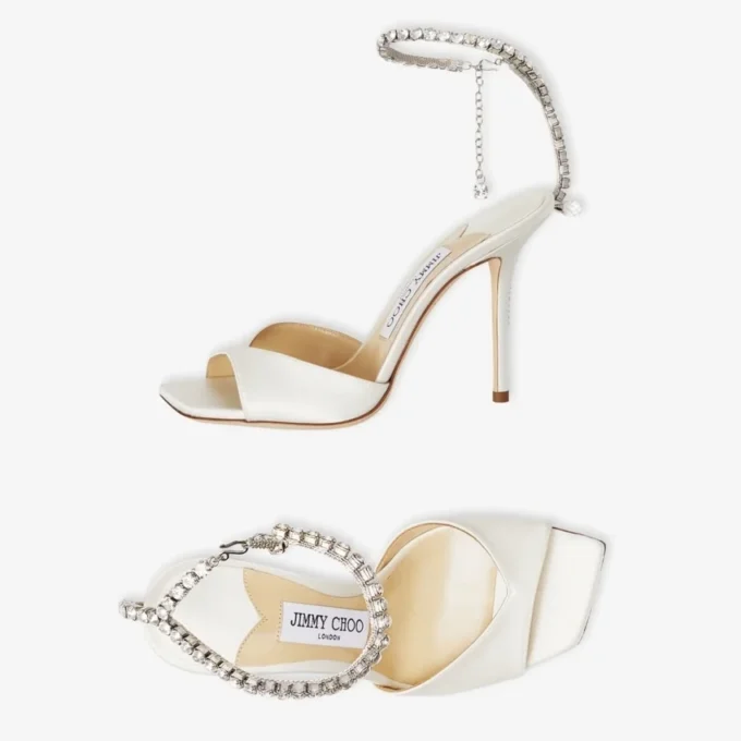 Saeda-sandaal 100 Ivoorkleurige satijnen sandalen met kristallen versiering Saeda-sandaal 100 Ivoorkleurige satijnen sandalen met kristallen versiering