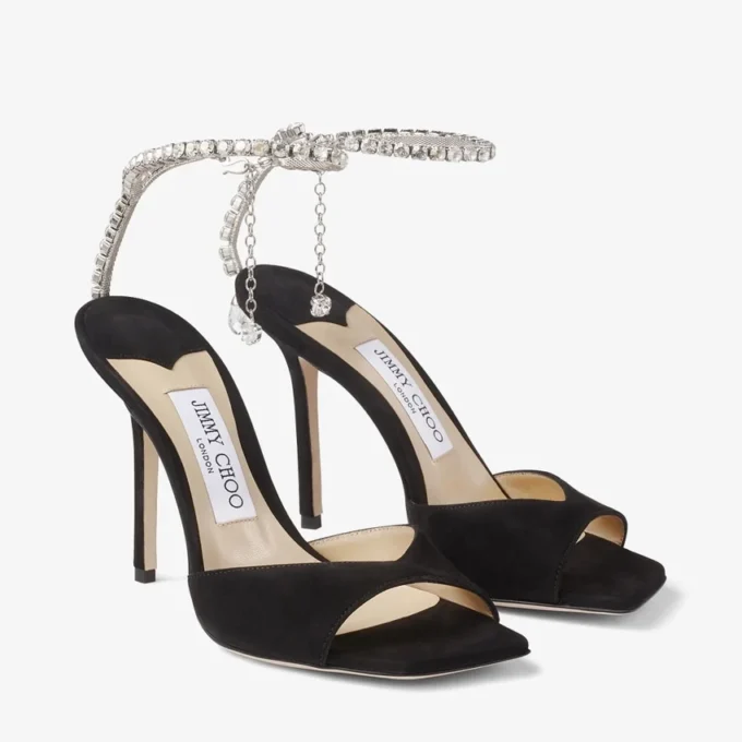 Saeda-sandaal 100 Zwarte suède sandalen met kristallen versiering Saeda-sandaal 100 Zwarte suède sandalen met kristallen versiering