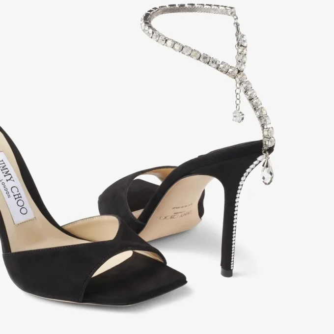 Saeda-sandaal 100 Zwarte suède sandalen met kristallen versiering Saeda-sandaal 100 Zwarte suède sandalen met kristallen versiering
