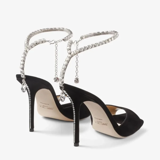 Saeda-sandaal 100 Zwarte suède sandalen met kristallen versiering Saeda-sandaal 100 Zwarte suède sandalen met kristallen versiering