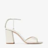 Saeda-sandaal met blokhak 85 Ivoorkleurige satijnen sandalen met blokhak en kristallen ketting
