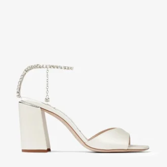 Saeda-sandaal met blokhak 85 Ivoorkleurige satijnen sandalen met blokhak en kristallen ketting