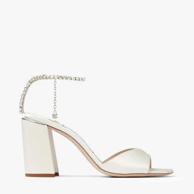 Saeda-sandaal met blokhak 85 Ivoorkleurige satijnen sandalen met blokhak en kristallen ketting